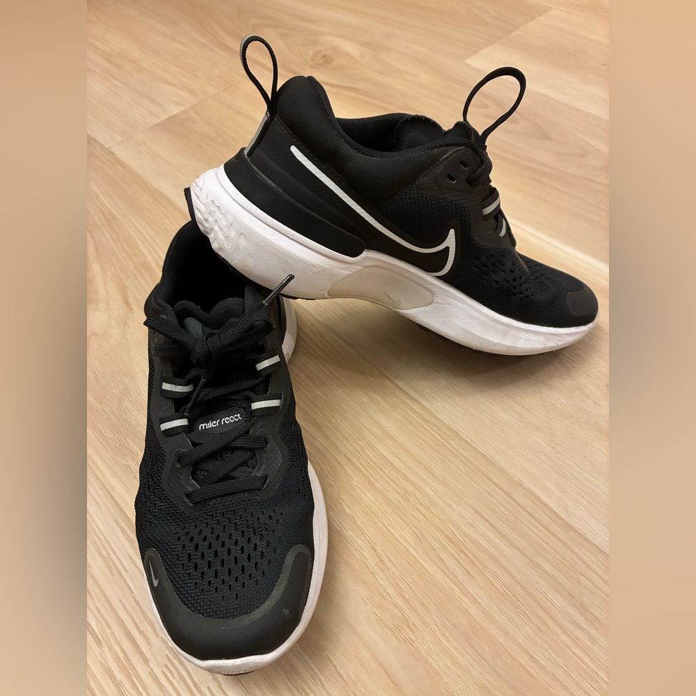 Nike Miler React 2 Women's Black and White Sneakers Size 6